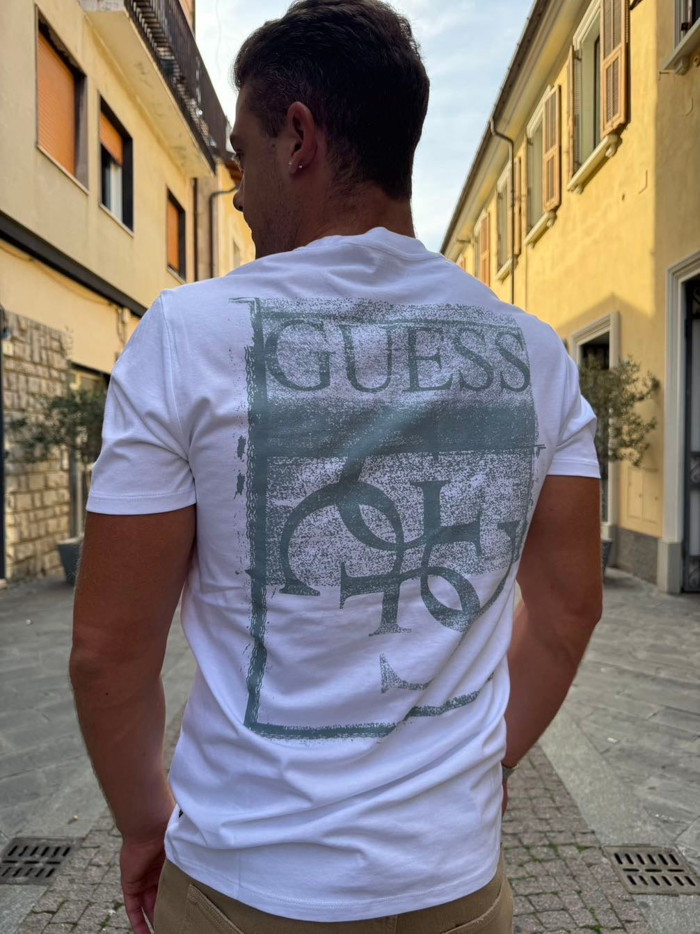 GUESS T-shirt Bianca con Logo Frontale e Stampa Retro GUESS