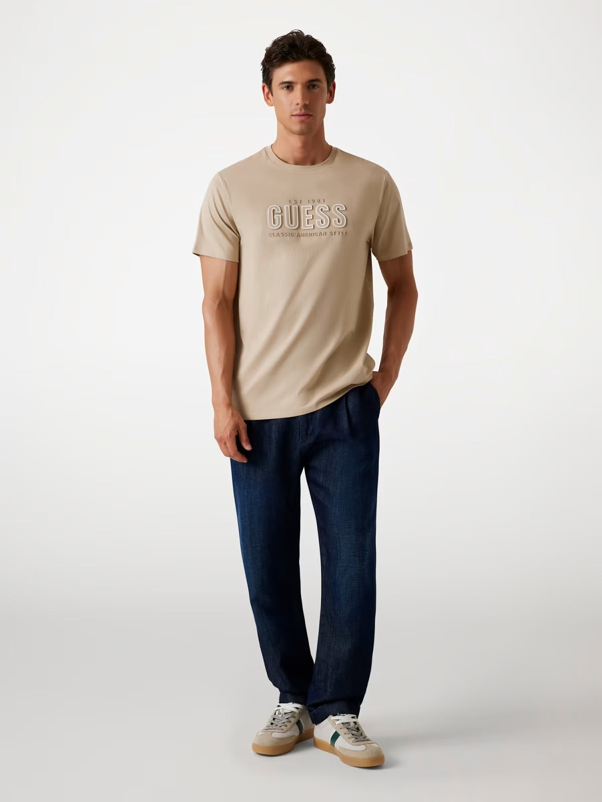 GUESS T-shirt beige con logo centrale GUESS