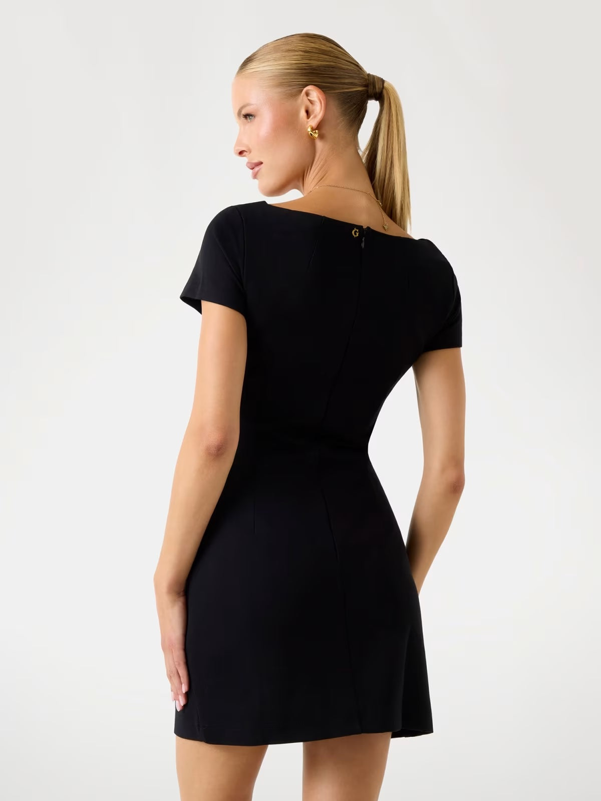 GUESS Abito corto nero con scollo asimmetrico GUESS