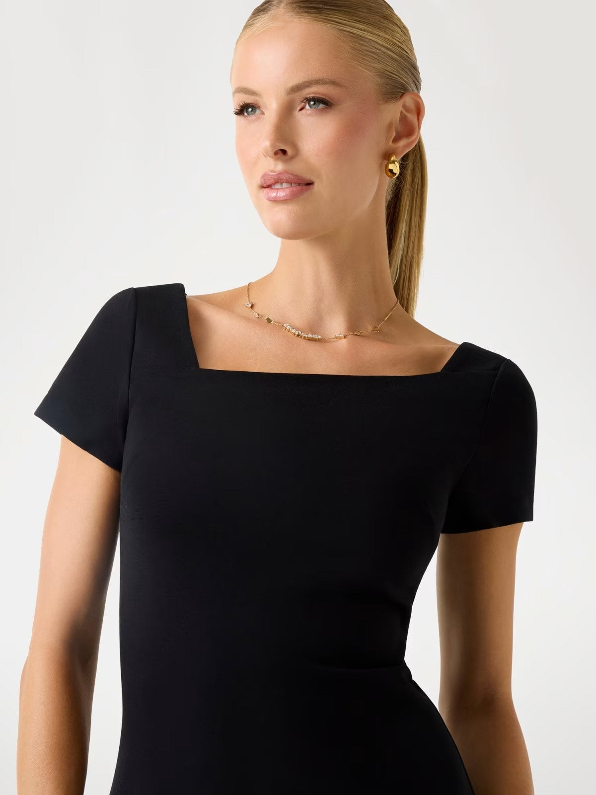 GUESS Abito corto nero con scollo asimmetrico GUESS