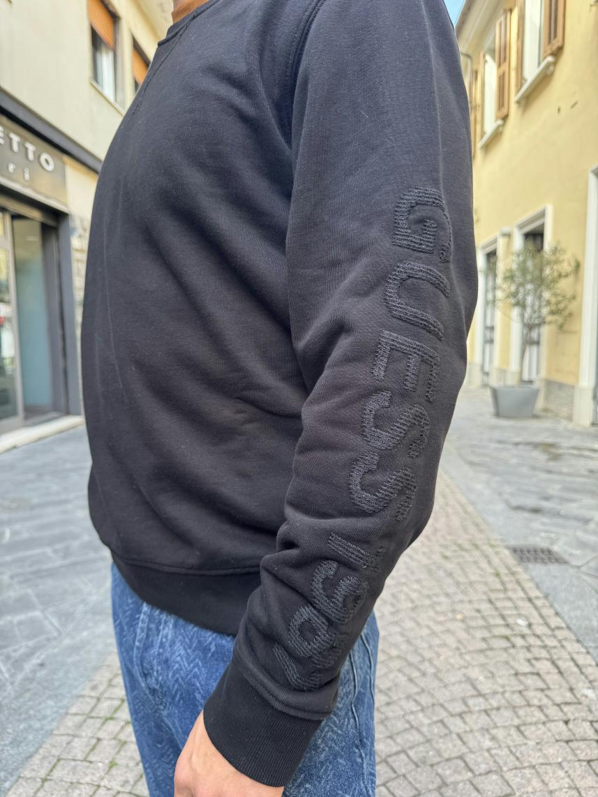 GUESS Felpa basica nera con scritta contrasto su manica M5YQ00 GUESS