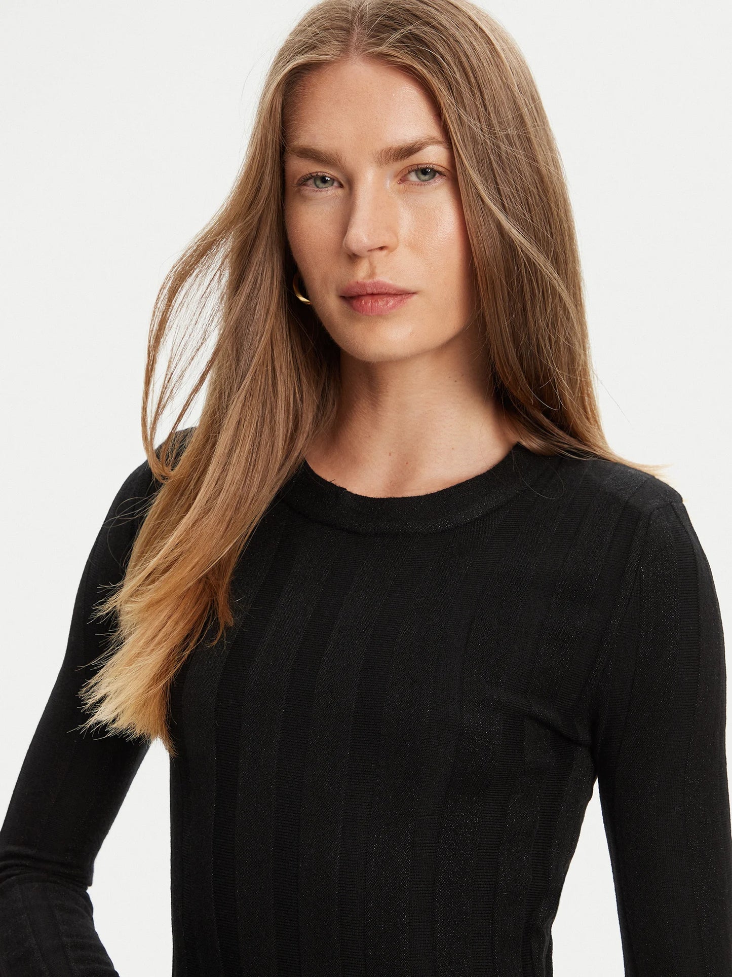 GUESS Maglione nero a coste con maniche svasate GUESS