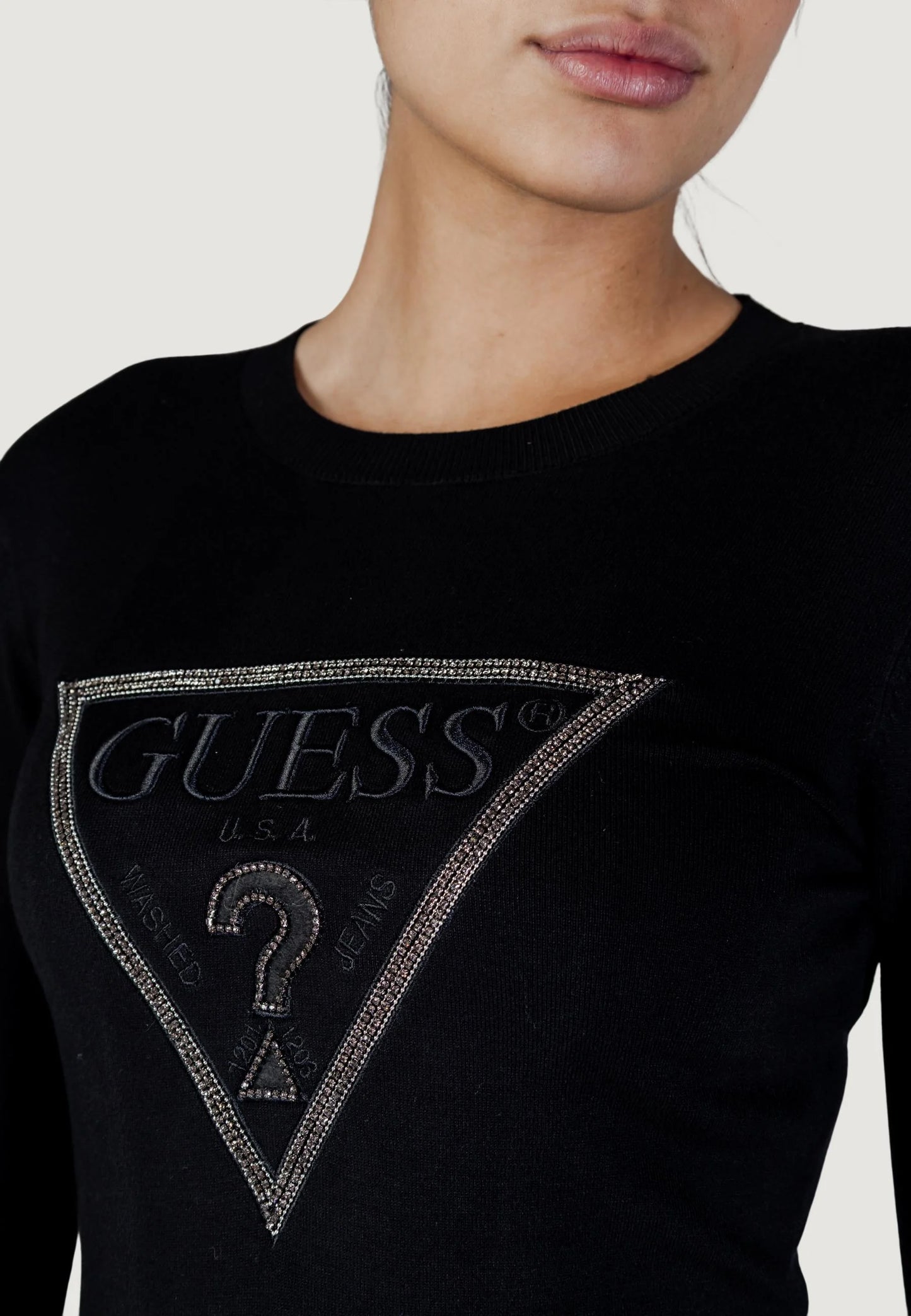 GUESS Maglia con logo triangolo iconico nera