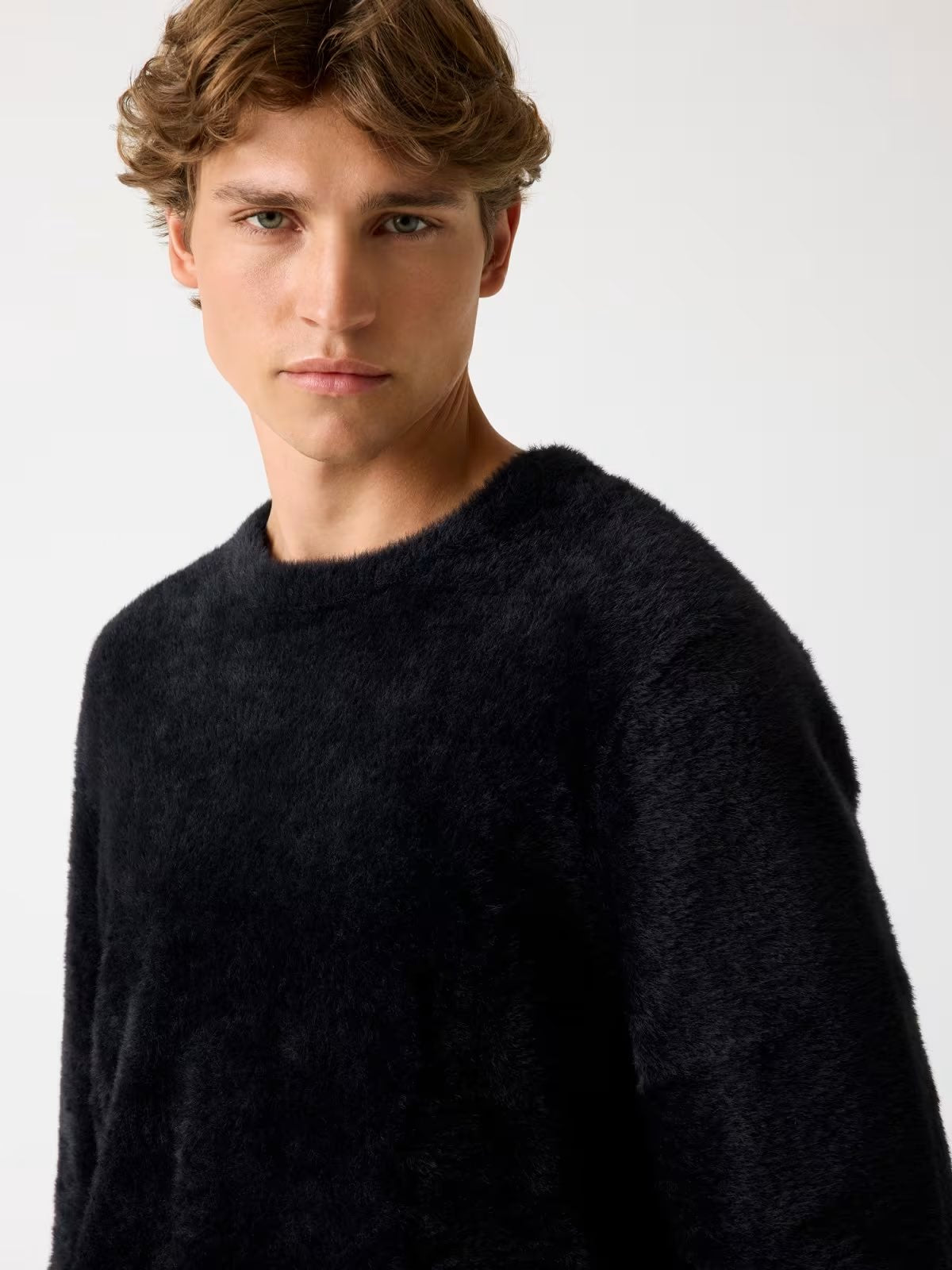 GUESS Maglione girocollo nero fuzzy GUESS