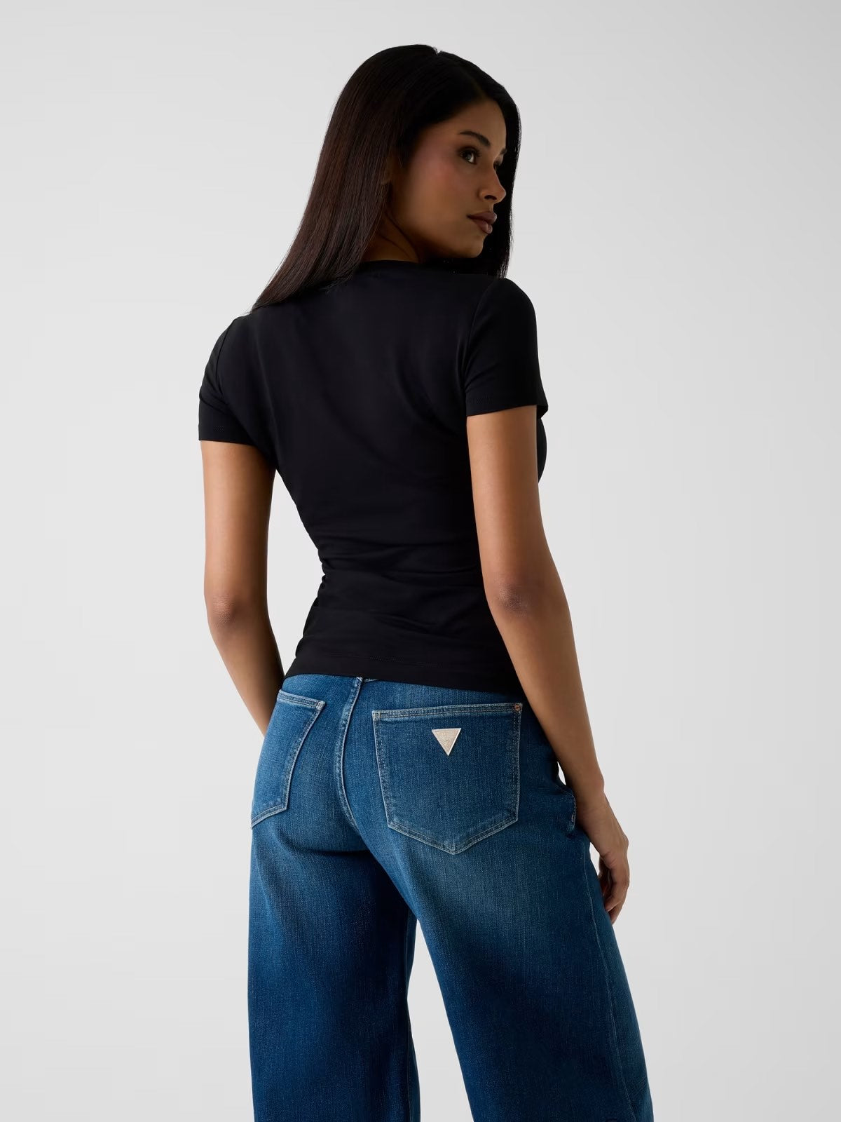 GUESS T-shirt nera con logo in rilievo