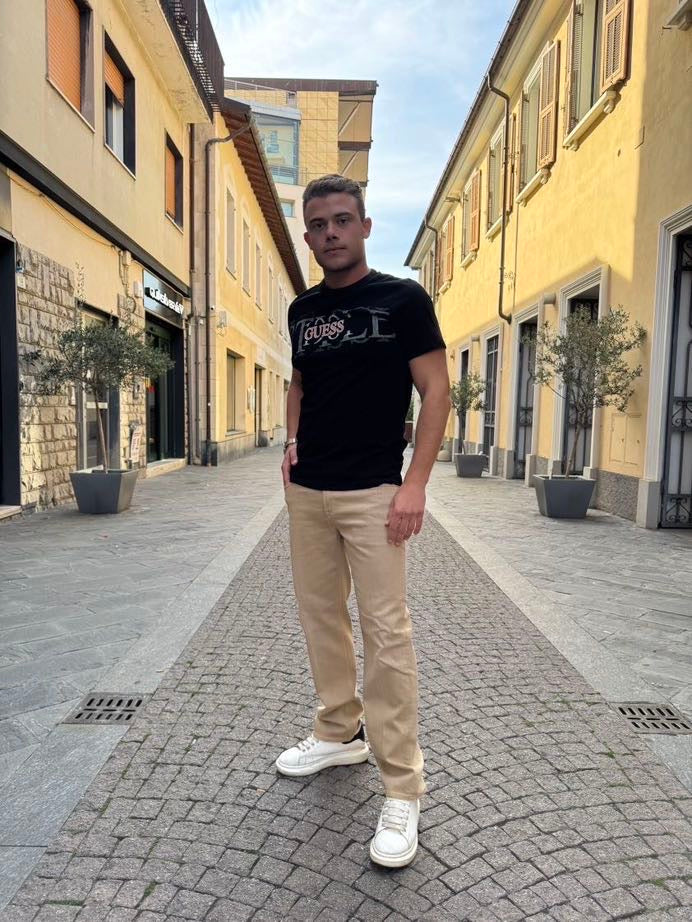 GUESS T-shirt nera con scritta centrale contrasto GUESS