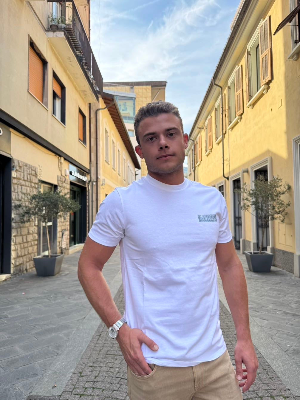 GUESS T-shirt Bianca con Logo Frontale e Stampa Retro GUESS