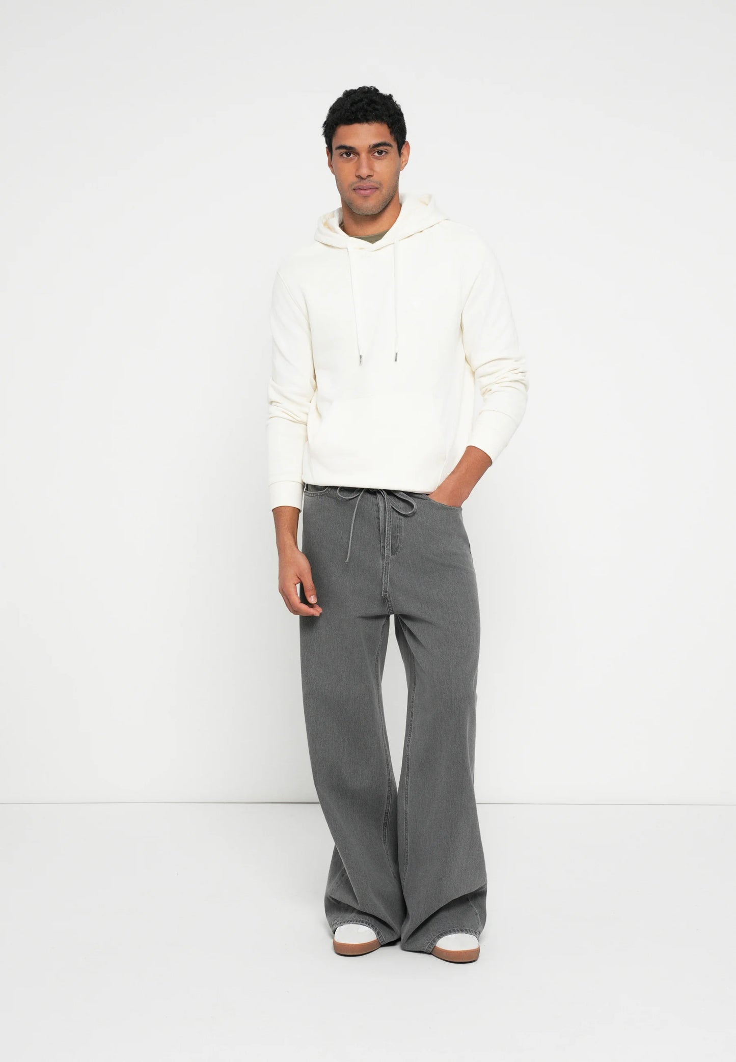 GUESS Felpa cappuccio panna con logo piccolo