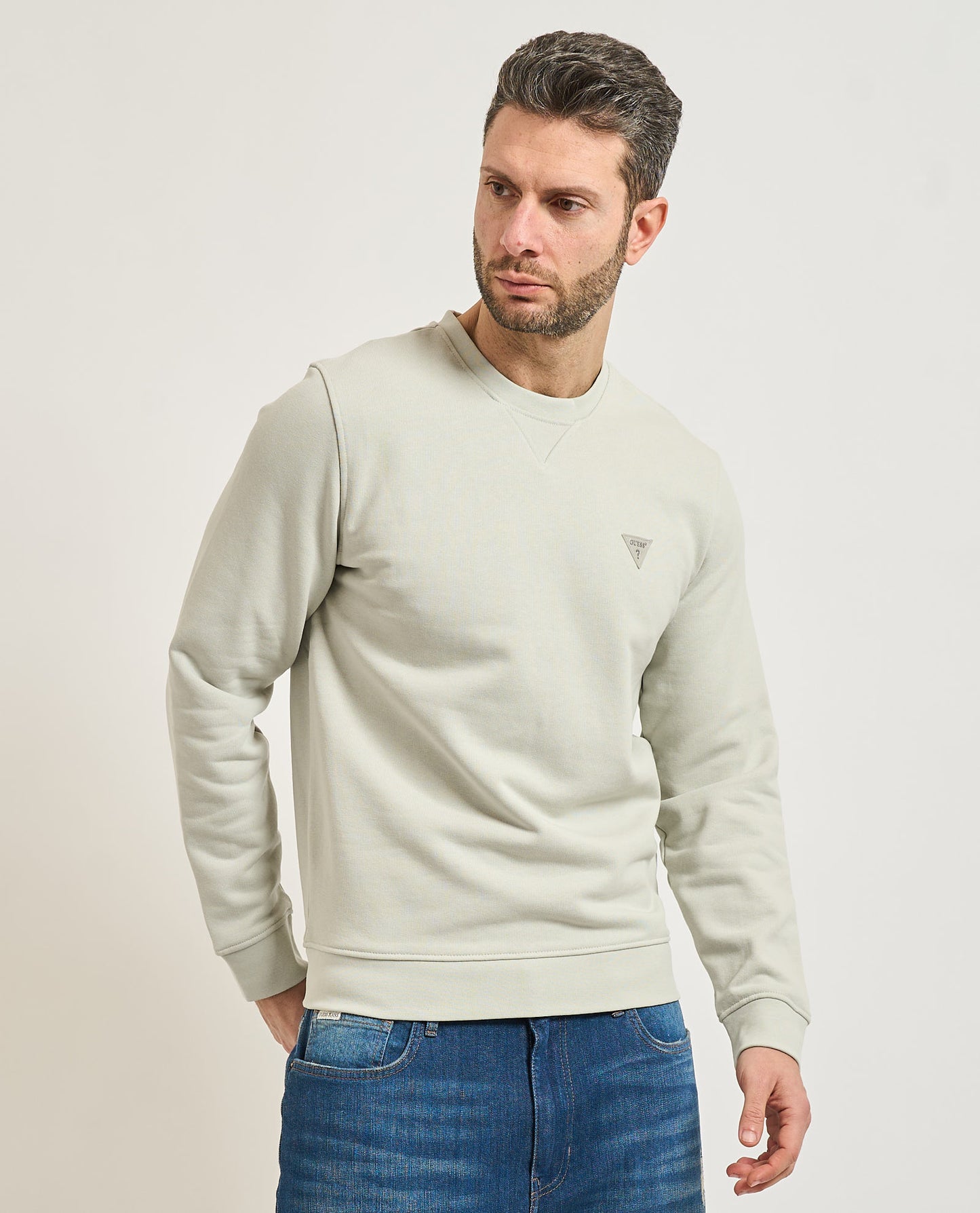 GUESS Felpa girocollo grigio perla con logo piccolo GUESS