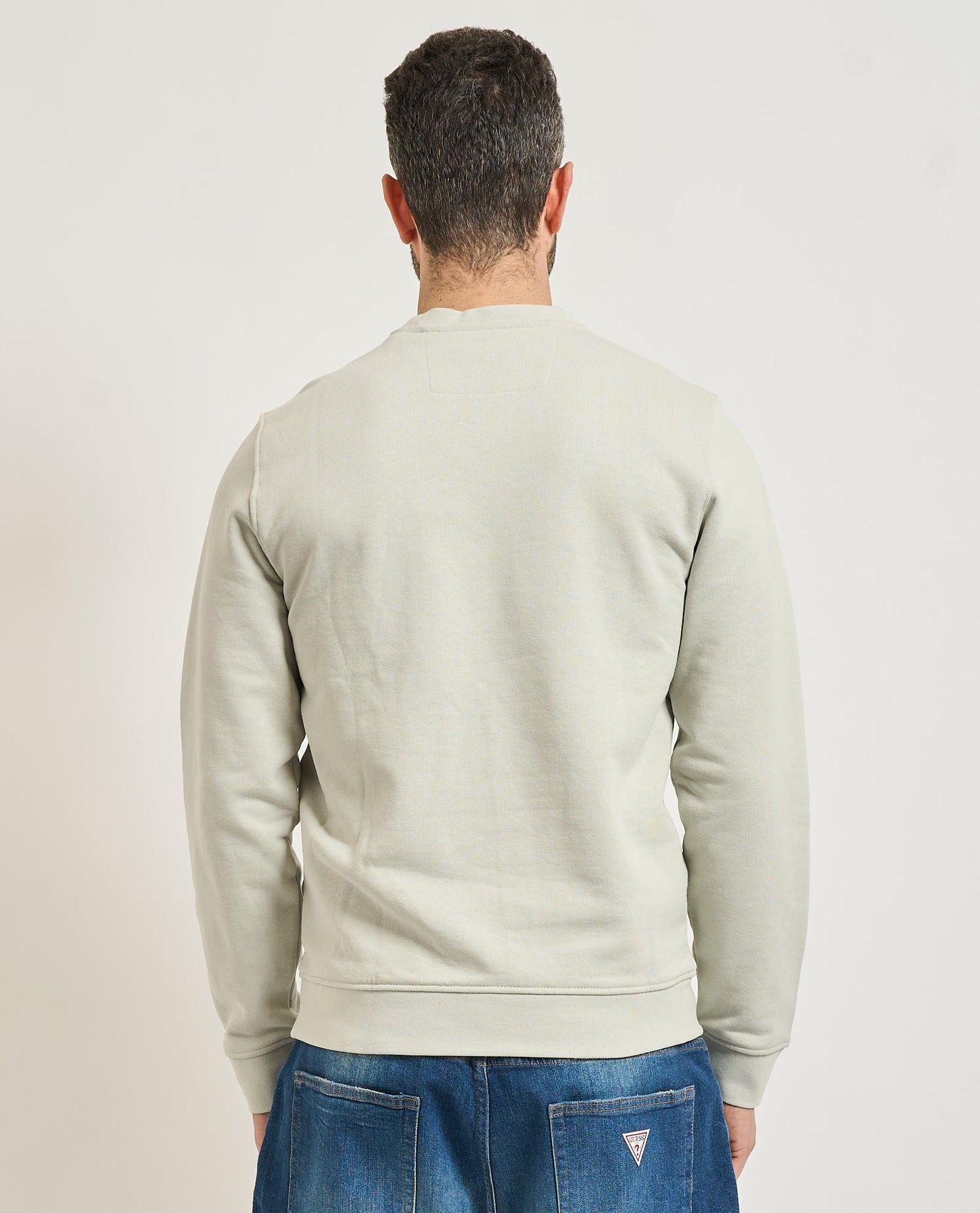 GUESS Felpa girocollo grigio perla con logo piccolo GUESS