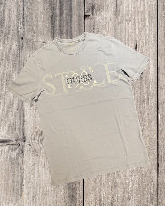 GUESS T-shirt azzurra con scritta centrale contrasto GUESS