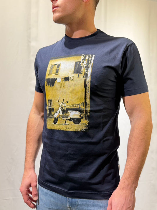 OVER-D T-shirt blu con stampa vespa OVER-D