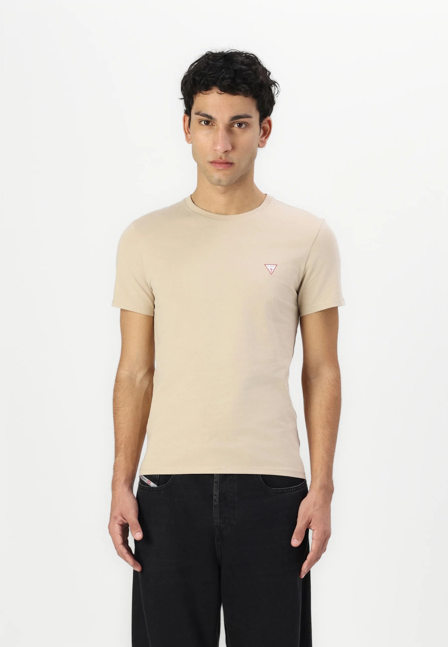 GUESS T-shirt logo piccolo triangolo sabbia GUESS