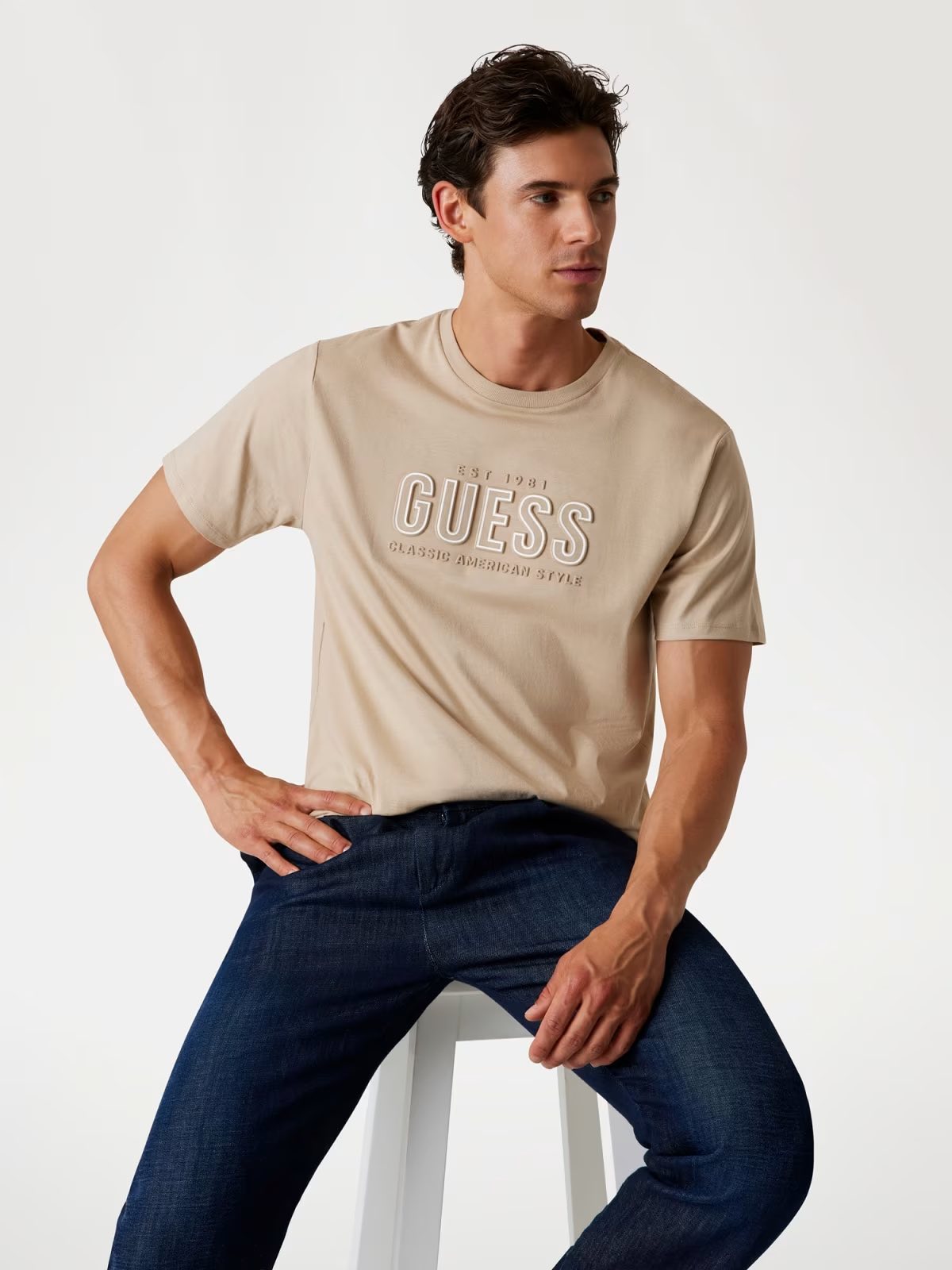 GUESS T-shirt beige con logo centrale GUESS