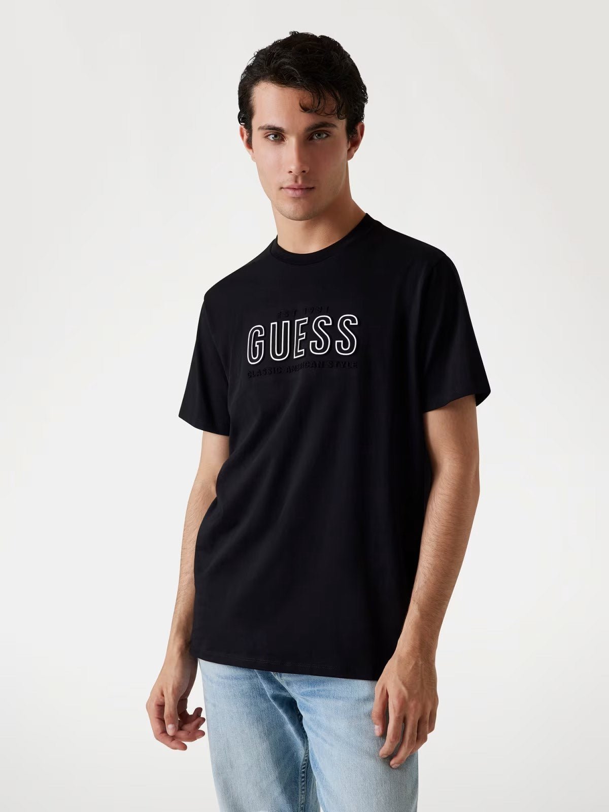 GUESS T-shirt nera con logo centrale GUESS