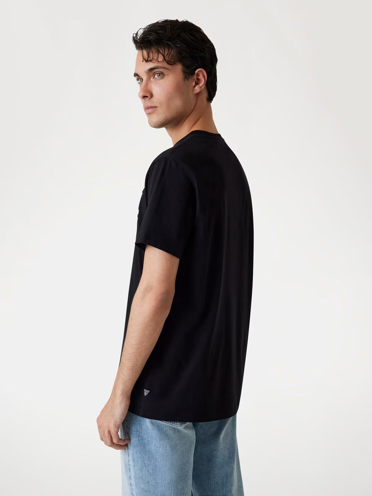 GUESS T-shirt nera con logo centrale GUESS