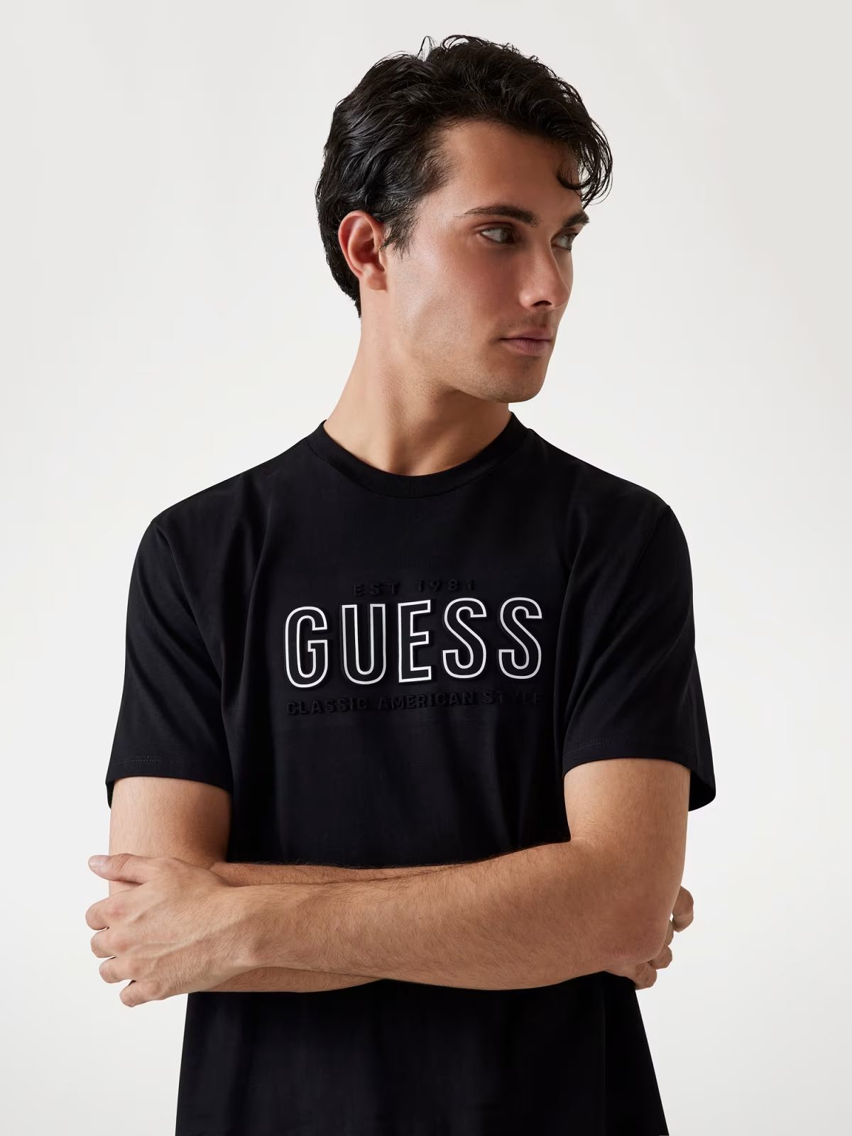 GUESS T-shirt nera con logo centrale GUESS