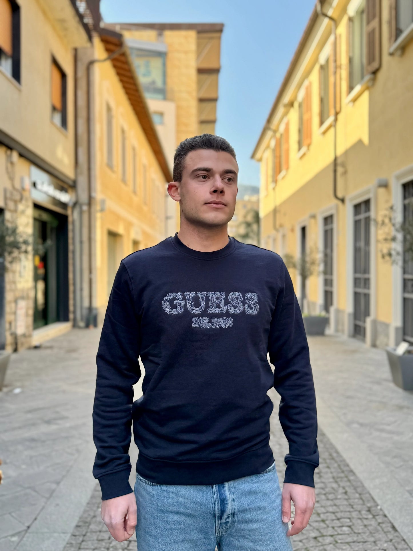 GUESS Felpa girocollo blu con logo M5RQ15