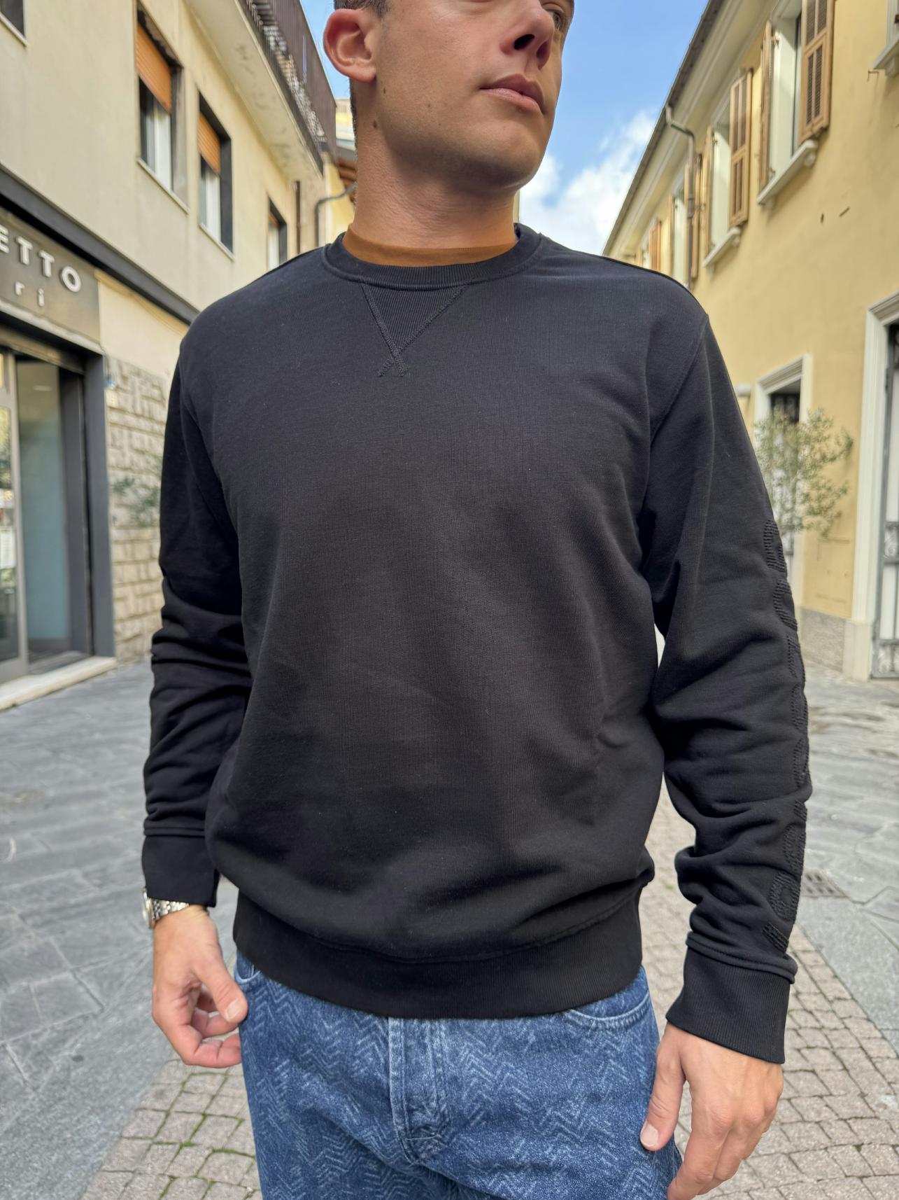 GUESS Felpa basica nera con scritta contrasto su manica M5YQ00 GUESS