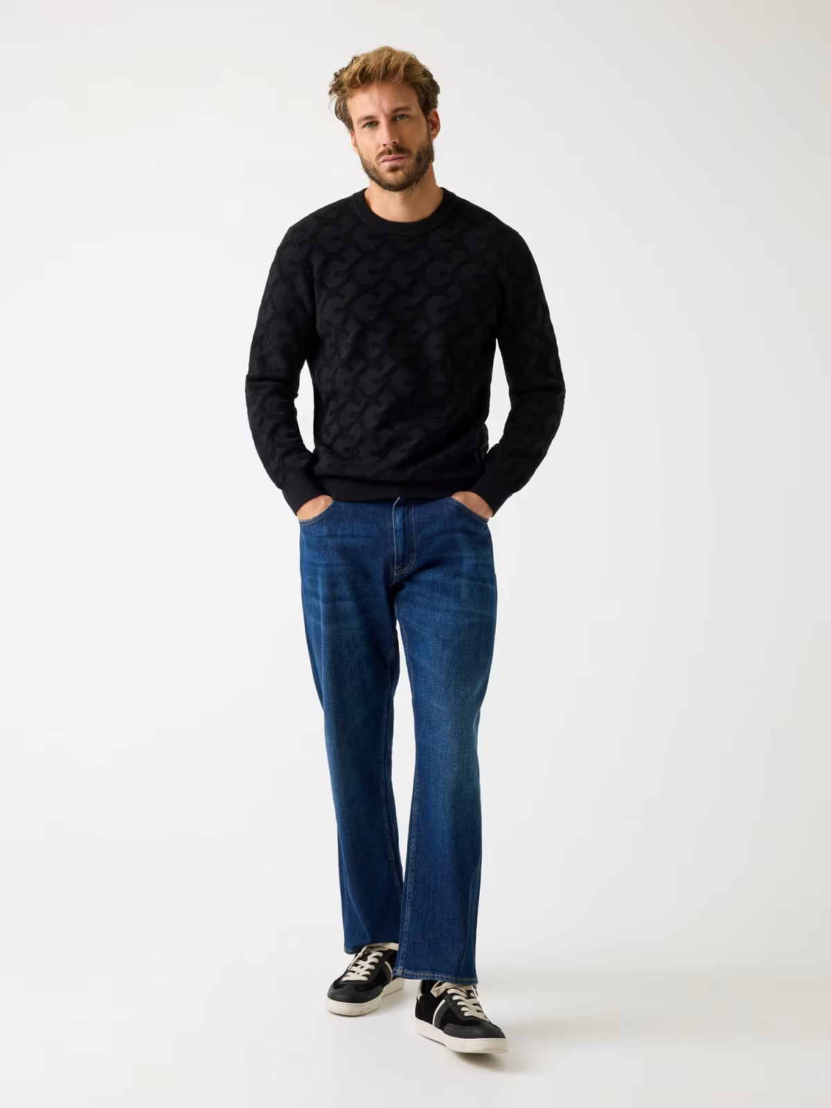 GUESS Maglione girocollo nero con logo 4g GUESS