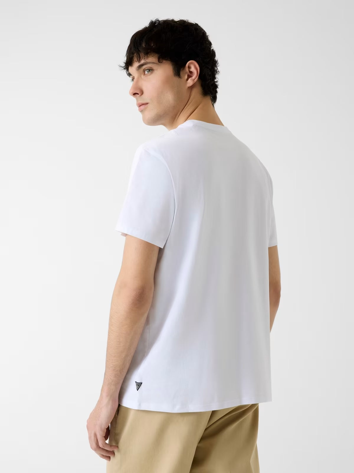 GUESS T-shirt bianca con logo triangolare GUESS