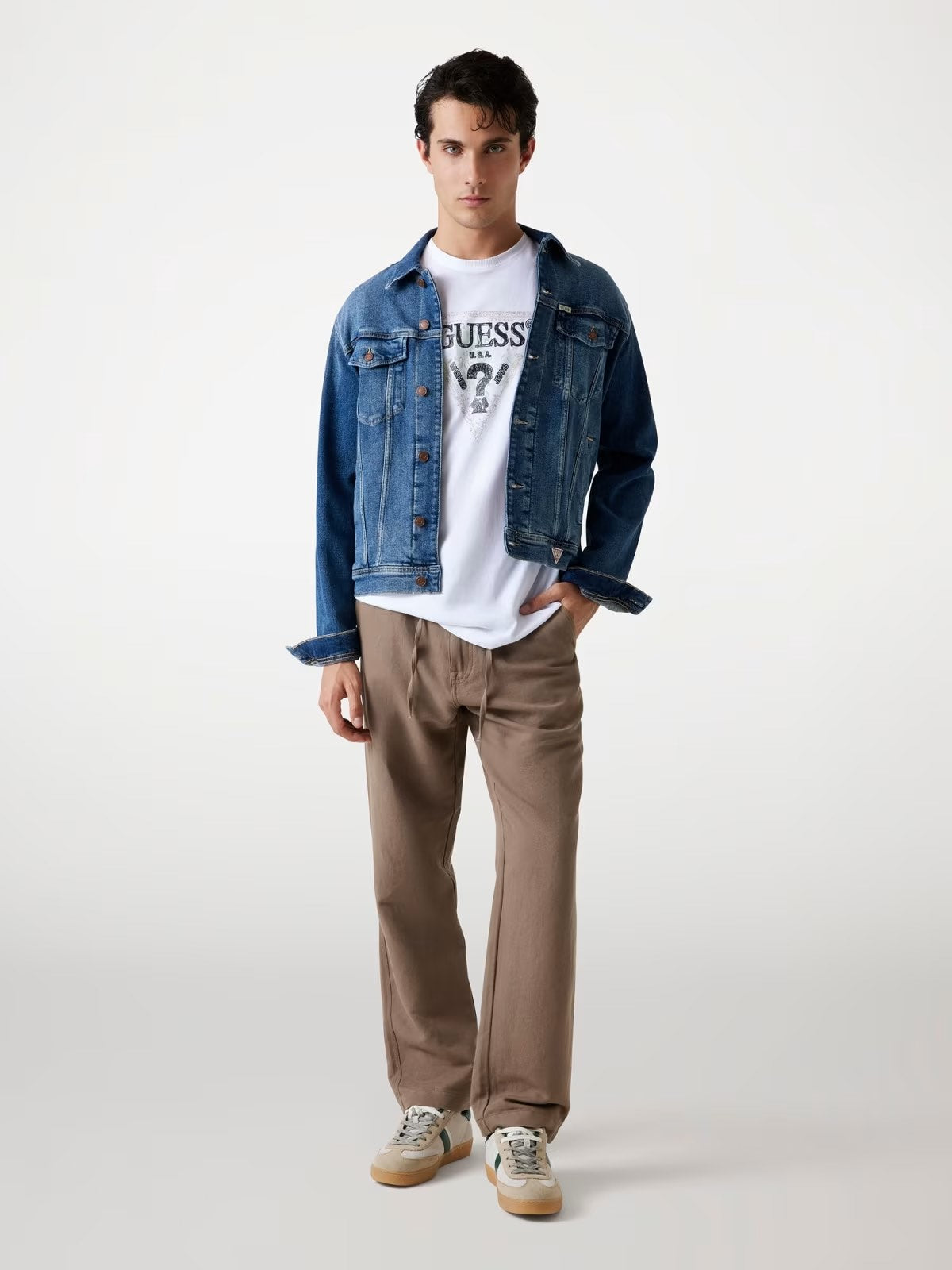 GUESS T-shirt bianca con logo stampato GUESS