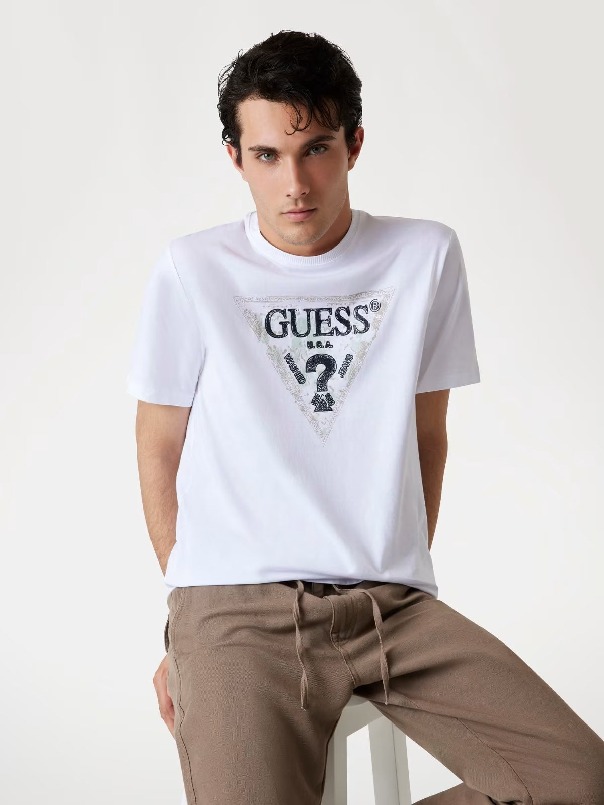 GUESS T-shirt bianca con logo stampato GUESS
