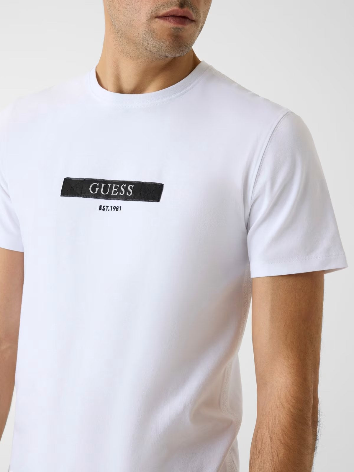 GUESS T-shirt bianca con logo frontale GUESS