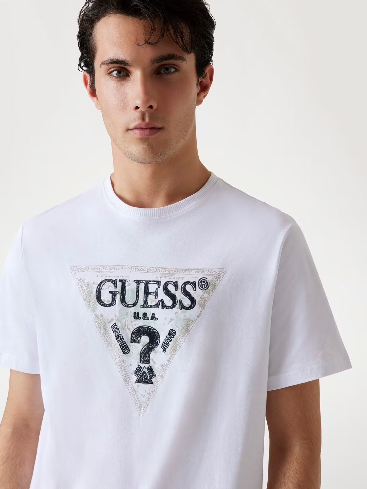 GUESS T-shirt bianca con logo stampato GUESS