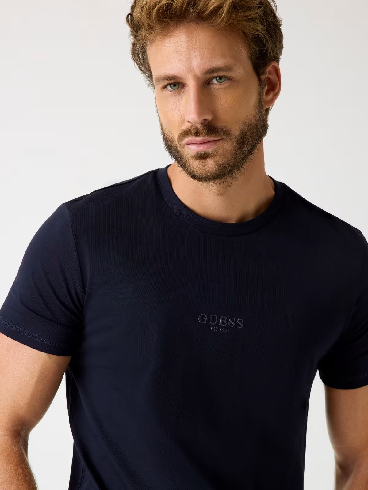 GUESS T-shirt bianca con logo triangolare GUESS