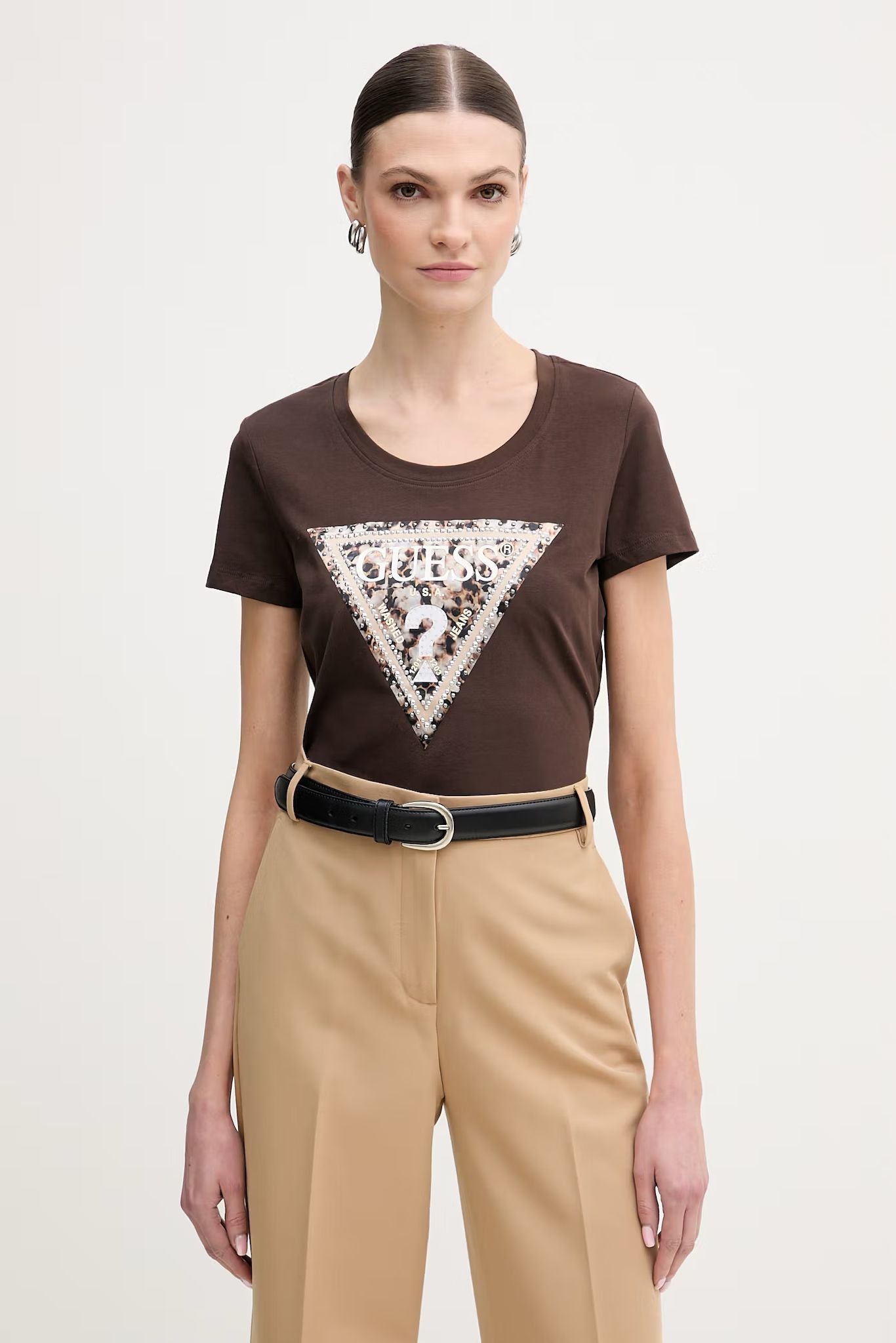 GUESS T-shirt marrone con logo triangolare GUESS