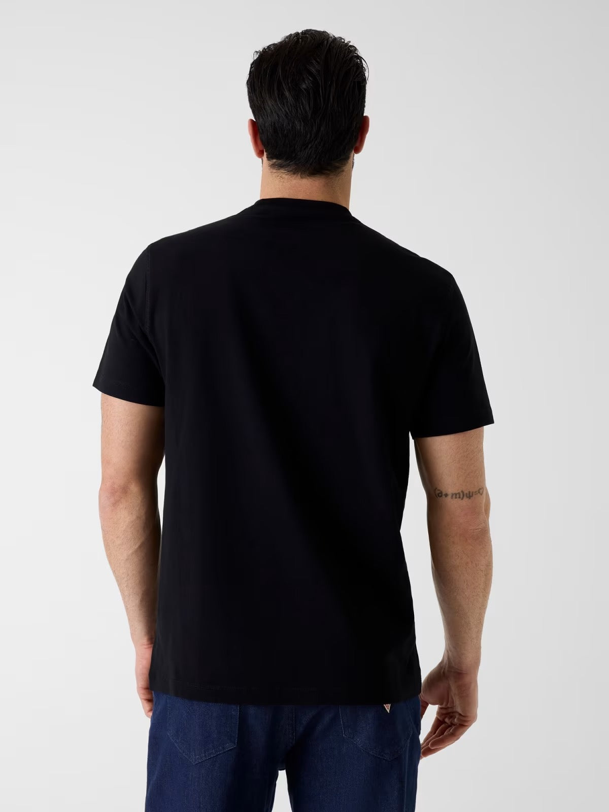 GUESS T-shirt nera con logo centrale ricamato GUESS
