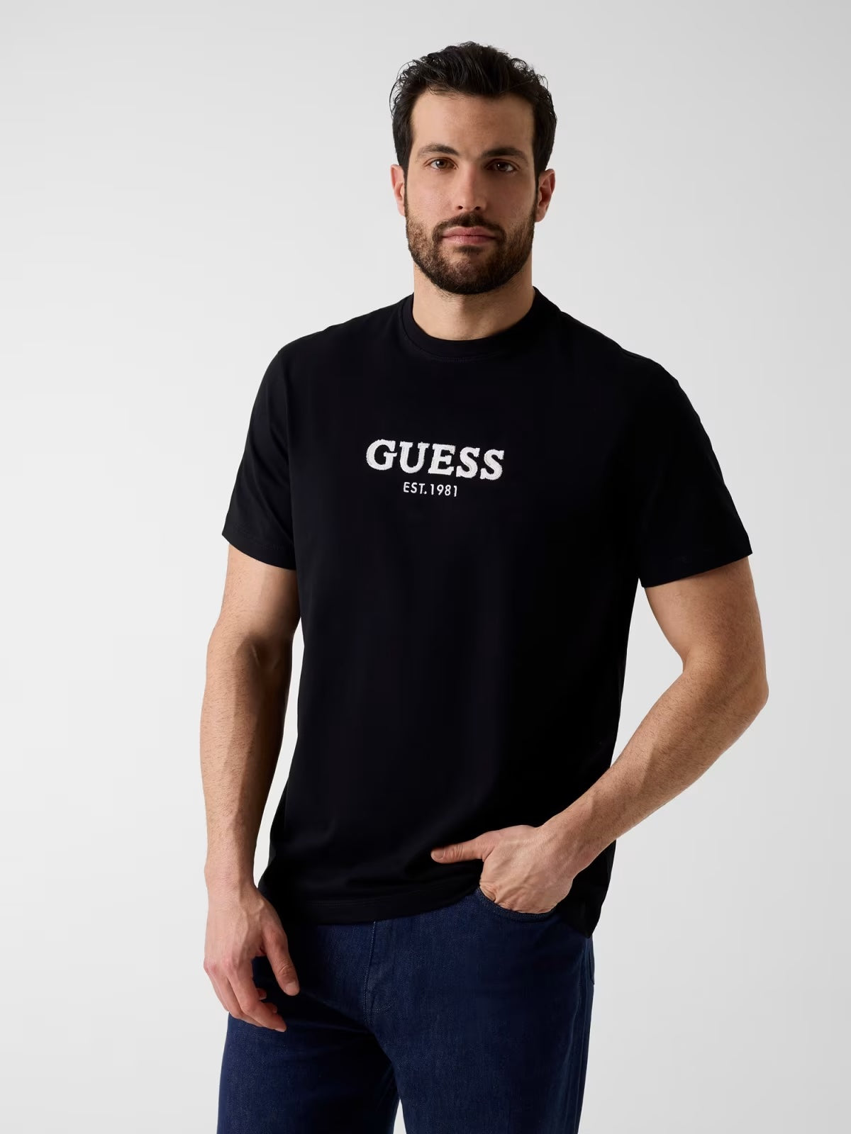 GUESS T-shirt nera con logo centrale ricamato GUESS