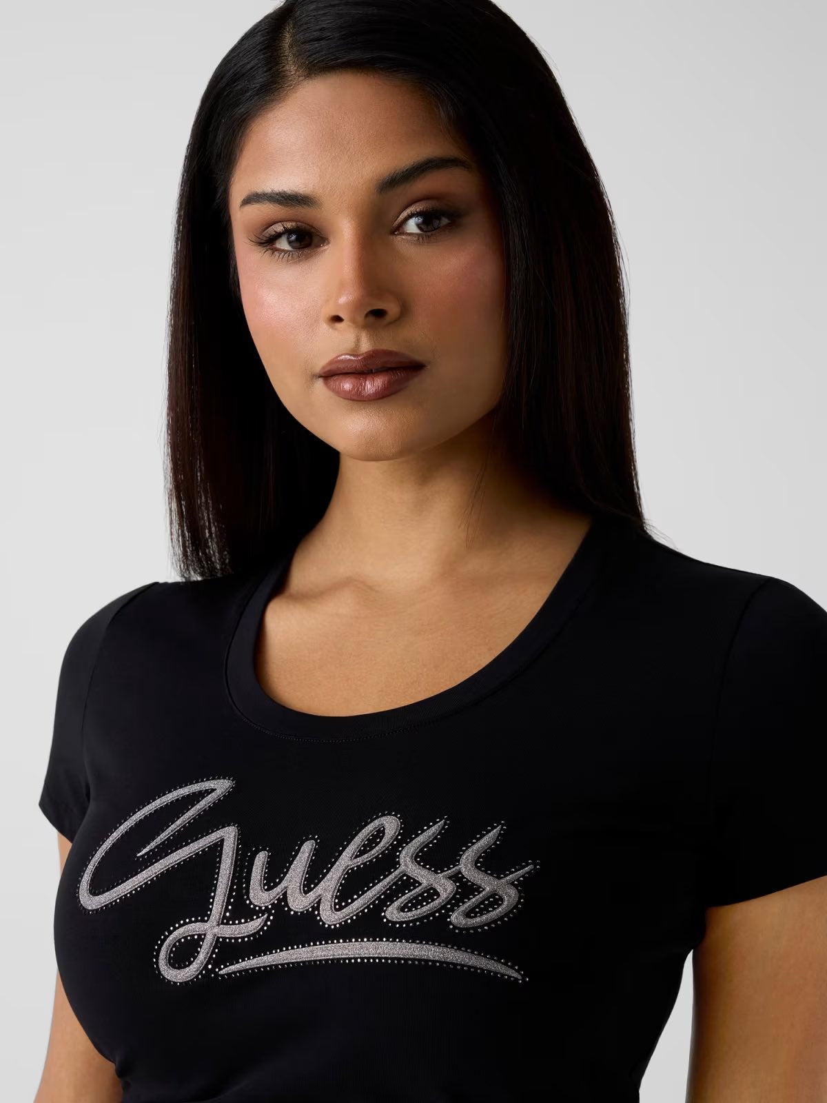 GUESS T-shirt nera con logo in rilievo