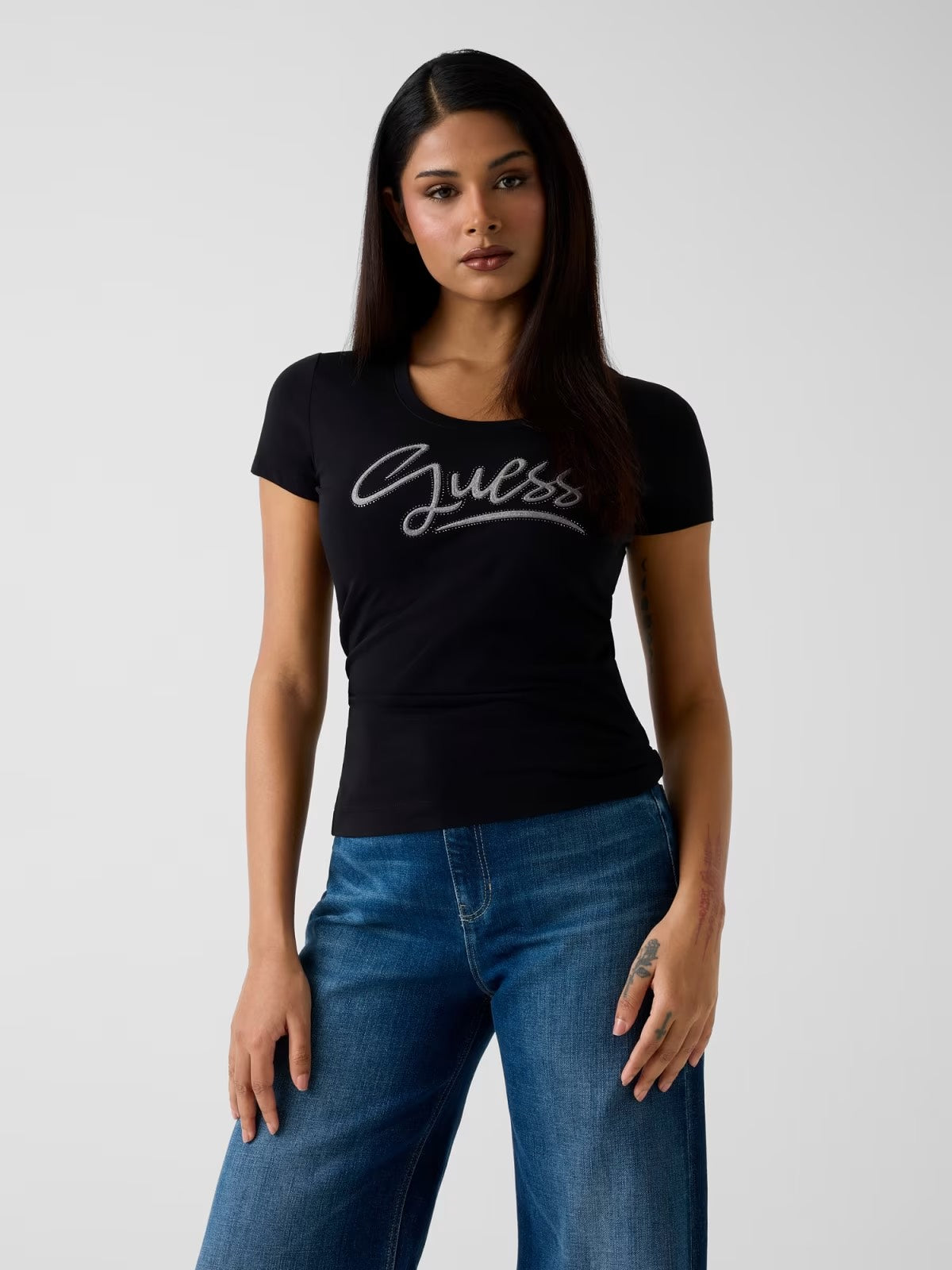 GUESS T-shirt nera con logo in rilievo