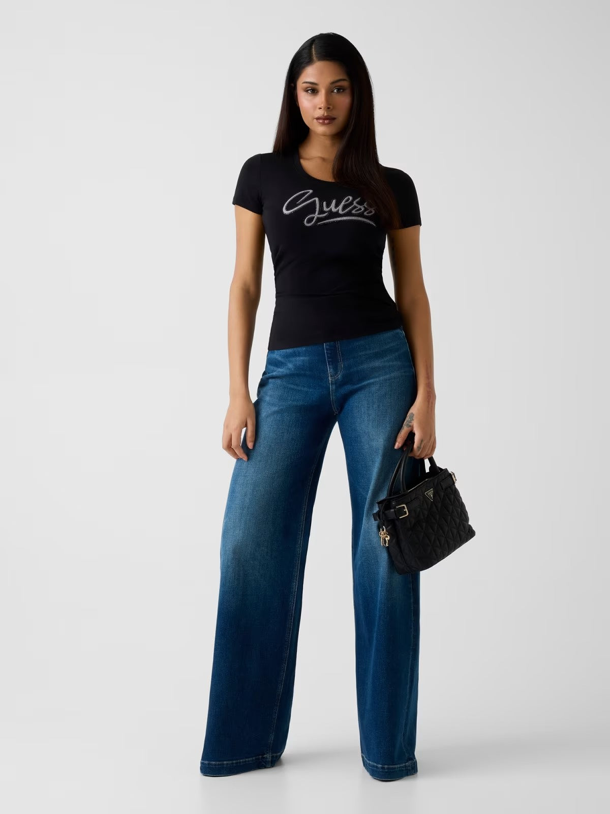 GUESS T-shirt nera con logo in rilievo