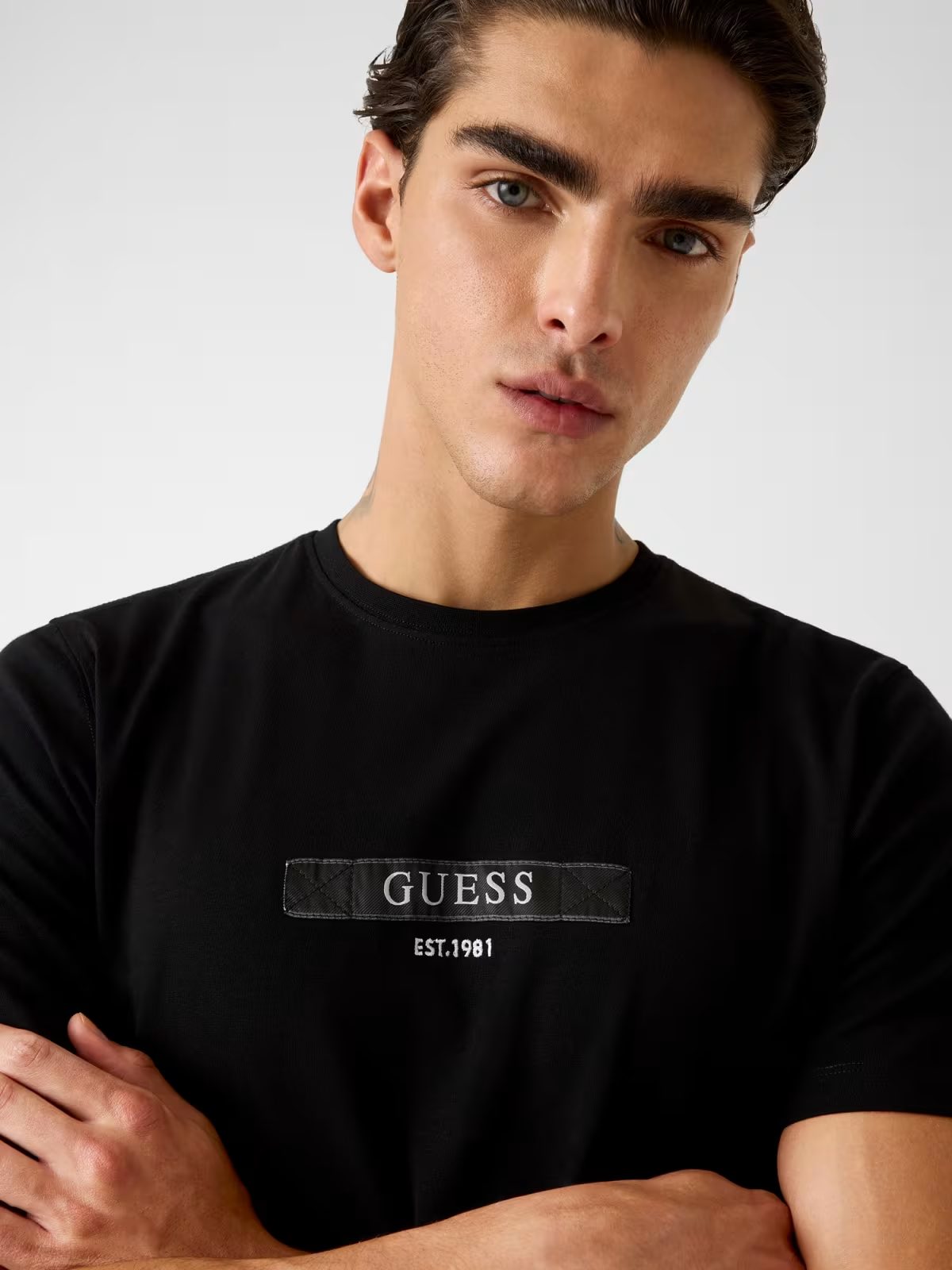 GUESS T-shirt nera con logo frontale GUESS